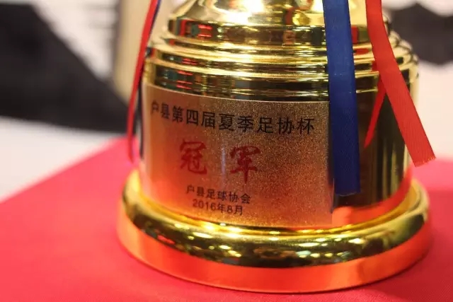 王楚钦夺冠照片被撤引发争议，樊振东单人照替代引发热议
